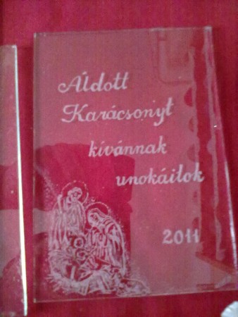 Karácsonyi jókívánság üveglapon.