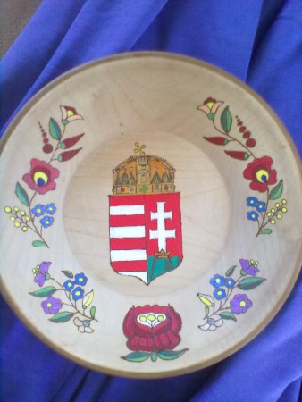 Égetett-festett fatányér.