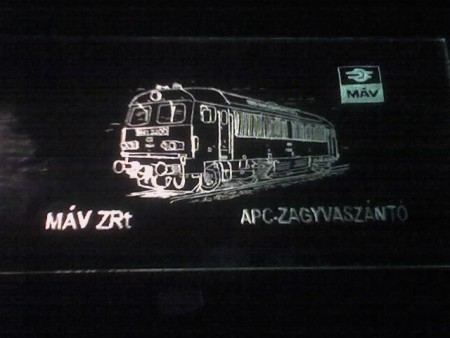M 41-es mozdony üveglapon